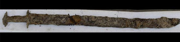 Yüzdüğü gölde öyle bir şey buldu ki... Dünya bunu konuşuyor!